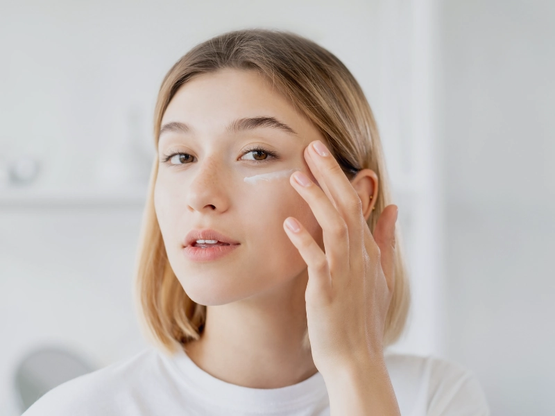 از چه سنی باید از کرم آبرسان استفاده کنیم تا لکه در صورت ایجاد نشود؟