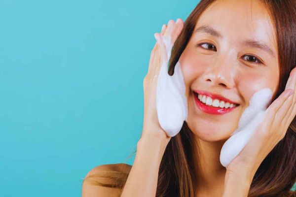 اهمیت استفاده از شویندۀ صورت مناسب پوست چرب و جوش دار