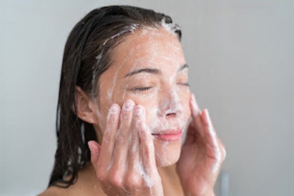 بهترین شویندۀ صورت مناسب پوست چرب و جوش دار کدام است؟