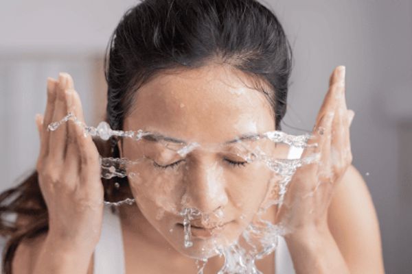 بهترین زمان و تعداد دفعات استفاده از شوینده پوست چرب و جوشدار کامان