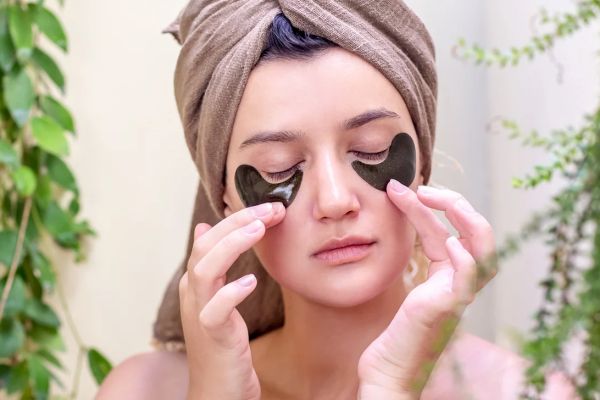 ویتامین E برای پف زیر چشم