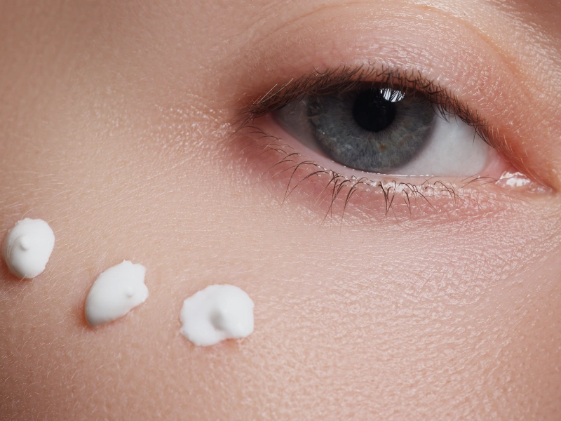 اشتباهات رایج در روتین مراقبت از پوست اطراف چشم