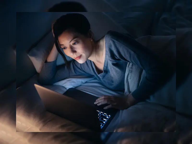 تاثیر نور آبی موبایل و کامپیوتر بر پیری پوست