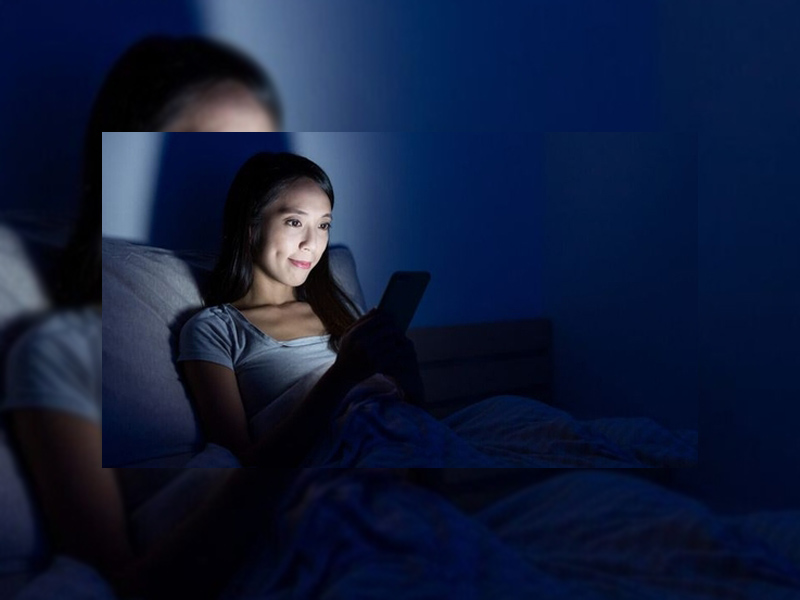 تأثیر نور آبی گوشی بر چشم