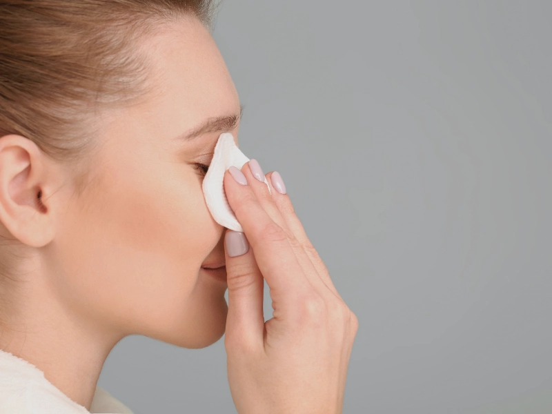 نحوه استفاده از دستمال مرطوب پاک کننده آرایش چگونه است؟