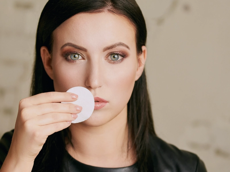 پاک کردن آرایش با دستمال مرطوب